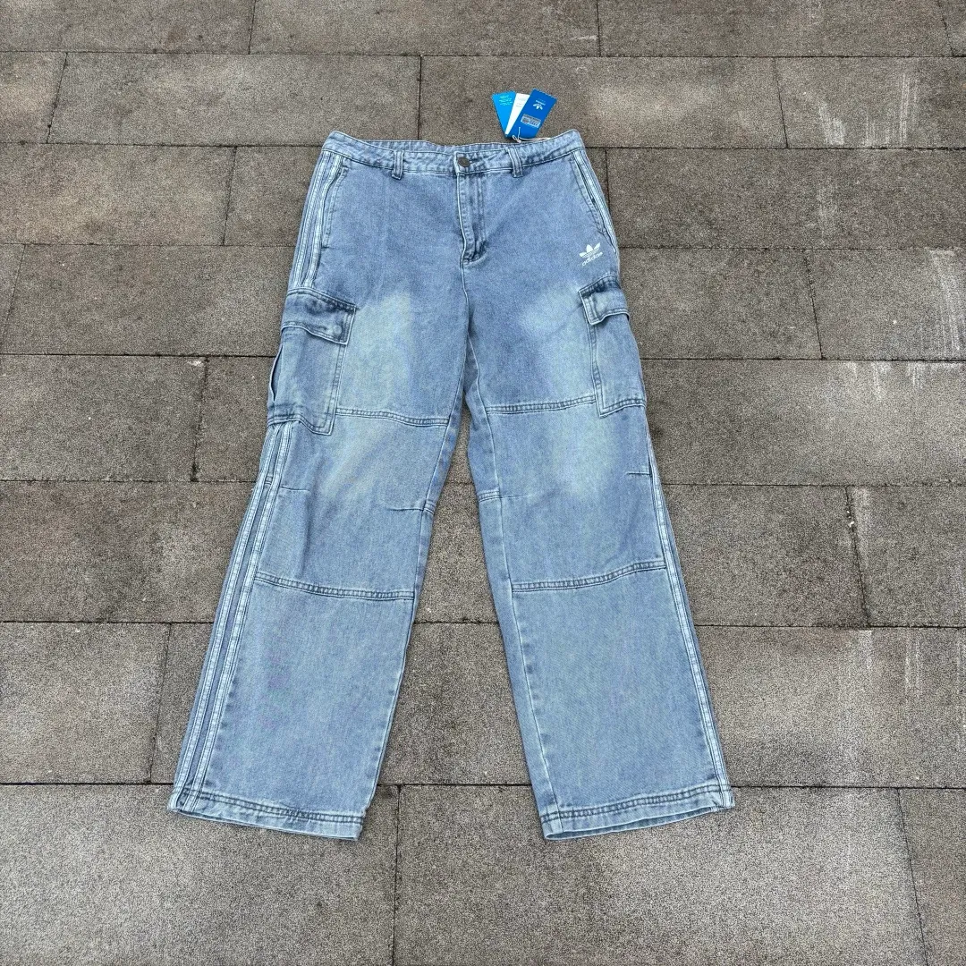 𝟭𝟬𝟰𝟵𝟲# Exclusive real shot/difference between various stolen pictures and online version on the market [𝗮𝗱𝗶𝗱𝗮𝘀 Clover three-stripe workwear embroidery𝗹𝗼𝗴𝗼 jeans] Retro cool ceiling, one pant to confer gods/Versatile men and women Same Style ✅Full set of 1:1 customized accessories ➕Customized three-label ➕𝗬𝘂𝗮𝗻 version hangtag ➕𝗹𝗼𝗴𝗼 packaging bag🔥 ➕Scan the tag to enter the official website. ✅Top Original version, ins Xiaohongshu Getwu Kuaishou and many bloggers wear it. 💥 Weld sports genes and workwear aesthetics together! This pair of clover pants can be worn all year round. ✅ Classic clover is full of DNA. The iconic three stripes + White clover logo on the side are full of retro feeling and full of recognition. At a glance, you can see the high-end feeling of Adidas, and the trendy identity is directly sealed. ✅ Workwear + denim double buff superposition, heavy denim fabric + three-dimensional large pocket workwear design, stiff and stylish without collapse, Wear-Resistant, with a retro feel as you wear it, and an American street feel. ✅ The fairy wide-leg version, the king of hiding fat and slimming. High waist + slightly wide straight cut, perfectly modify the leg shape, pear-shaped body, thick legs stars are directly welded to the body! Your legs will become 30 to 70 minutes longer in seconds, and you will feel relaxed when walking. ✅ Full of details, high quality, neat open stitching, three-dimensional multi-pocket design, practical and stylish; complete original tags, restored Authentic details, full of upper body comfort, suitable for daily commuting, going out on the street, and going out on the street. ⭕The high version of the best products🐮is different from the junk products in the market🗯️The same picture but different prices means different versions. ❌Don’t be fooled by the same copywriters and pirated pictures from outside that mix and distribute high-luxury pictures at low prices. After comparing the quality, you will know where the gap is. Don’t lie. I don’t guarantee that my products are the cheapest, but I definitely guarantee that they are worth every penny of your hard-earned money! ‼ ️We don’t slash prices or lower prices, we supply products with heart and only make high-end versions!!! Breasts Jimei must see the details of my home clearly, the pictures of my home are all taken by the owner himself❤️ Color: Blue Size: S-2XL
